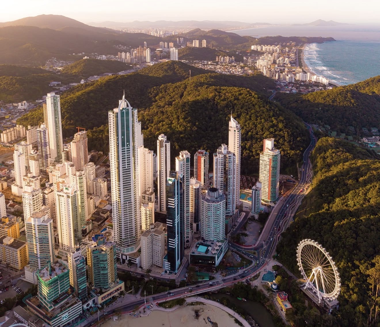 Vista aérea da Praia Brava com empreendimentos de luxo